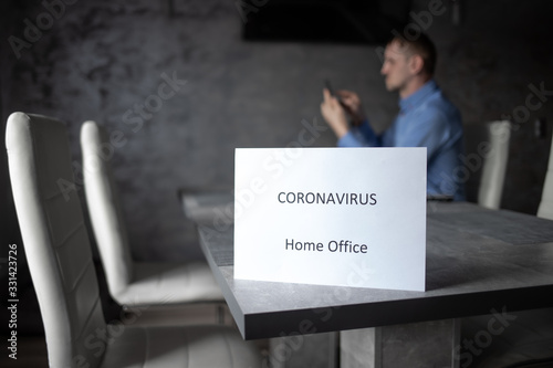 Coronavirus Home Office, praca zdalna, pracownik, w domu