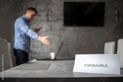 Pracownik biurowy na pracy zdalnej przez pandemie Coronavirus