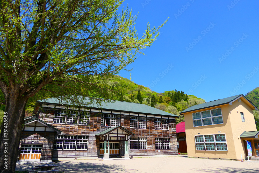 山里の小学校。喰丸、昭和、福島、日本。5月中旬。