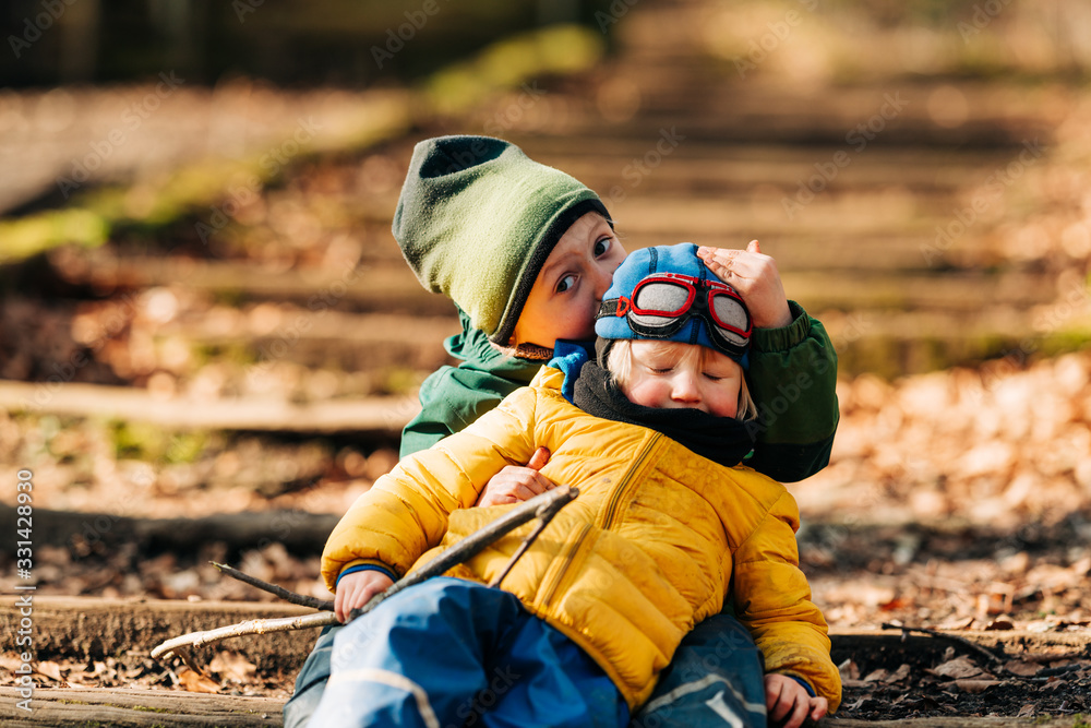 Jungen spielen wild miteinander im Wald 2 Jungen spielen wild miteinander im Wald 2