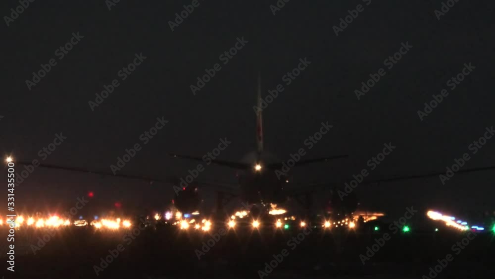 沖縄那覇空港夜の離着陸風景 沖縄那覇空港夜の離着陸風景