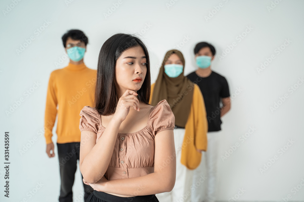 Obraz premium worried woman surrounded by sick people wearing face masks. social distancing concept