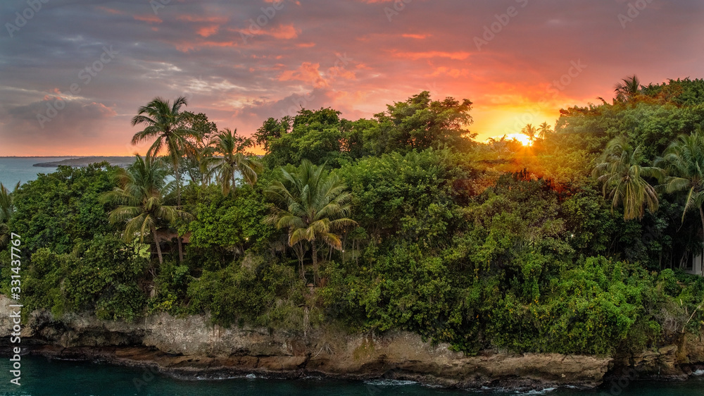 Sonnenuntergang mit dramatischem Himmel