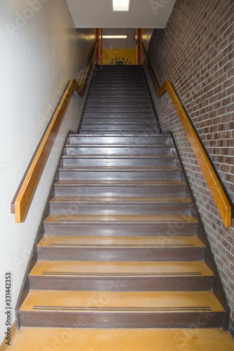 Grand escalier dans un   difice public