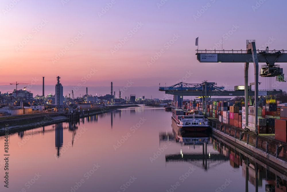 Mannheimer Muehlauhafen bei Sonnenuntergang 