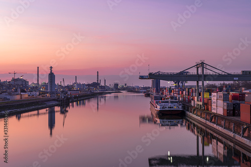 Mannheimer Muehlauhafen bei Sonnenuntergang 