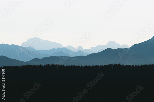 Bergkette mit Farb- und Lichtverlauf sowie verschiedenen Ebenen in der Ferne.  photo