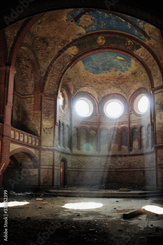 Untersicht auf Apsis einer Kirchenruine mit einfallendem Sonnenlicht 