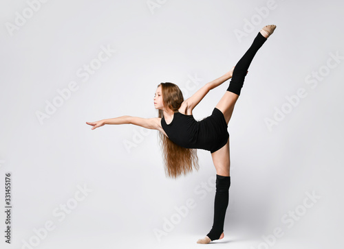 Fényképezés Flexible skinny girl posing in vertical split