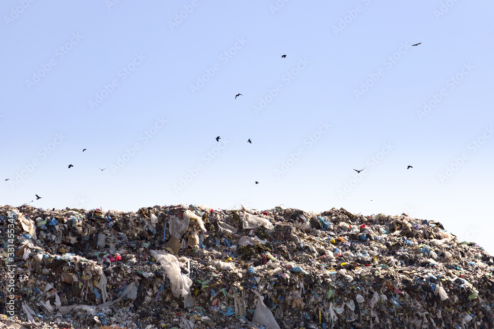 abfall in einem Mülldeponie, wo auch deponiegas erstellt wird