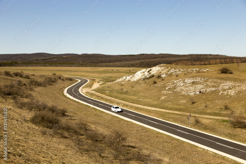 eine highway führt durch die wüste in der sahara, mit einem auto eine highway führt durch die wüste in der sahara, mit einem auto