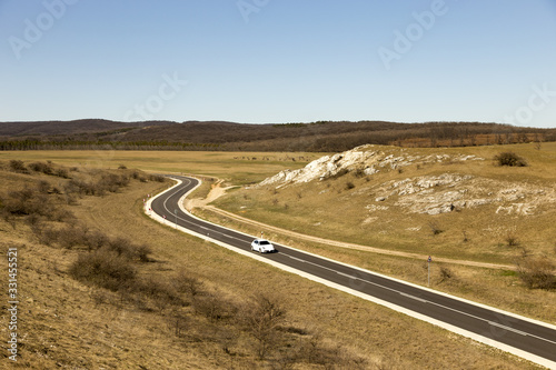 eine highway führt durch die wüste in der sahara, mit einem auto