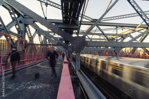 Canvas Print Train passing by and runner on the manhattan bridge