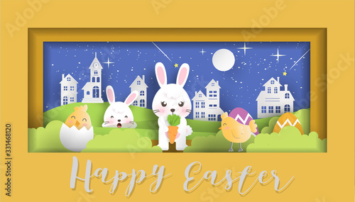 carte ou bandeau happy Easter dans un cadre en fond une ville en imitation papier de nuit et devant lapin poule poussin et fleurs