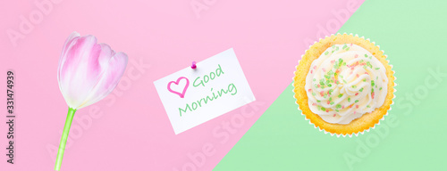 „Guten Morgen“ Gruß mit Blumen und Cupcake