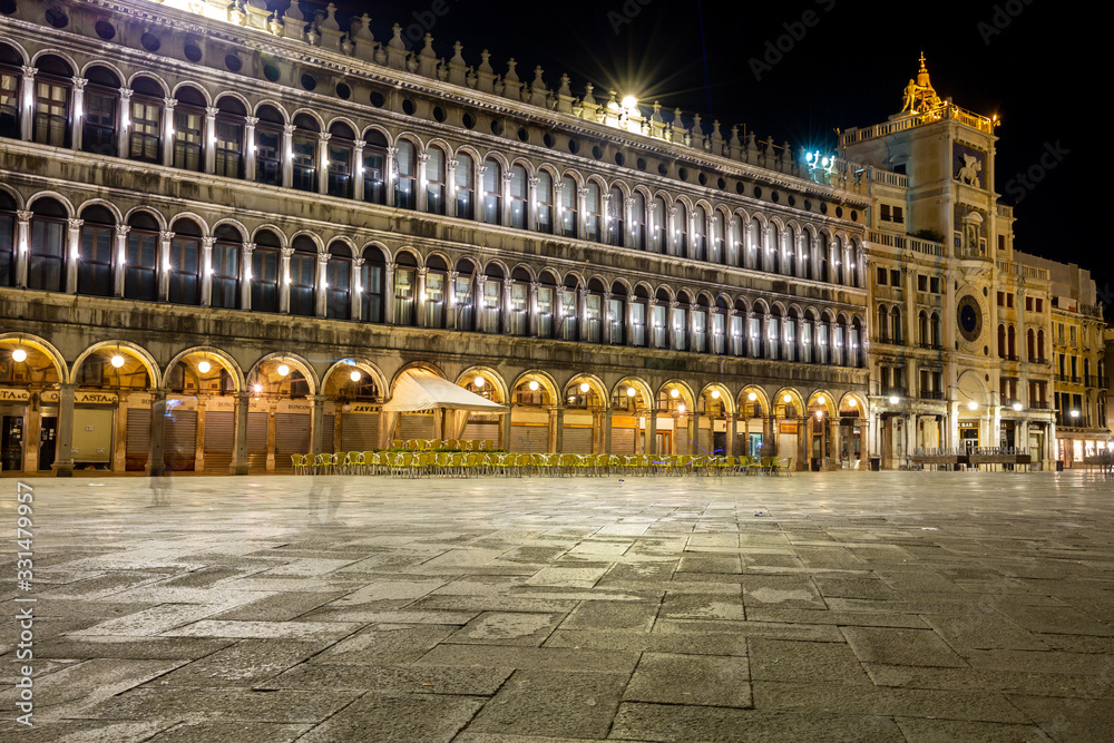 Obraz premium Night view of the Piazza San Marco with no more tourists on the square that has become deserted