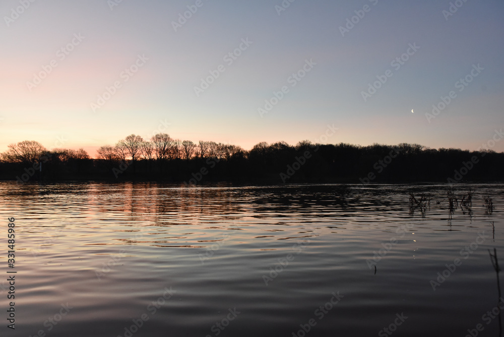 Naklejka premium sunset over lake