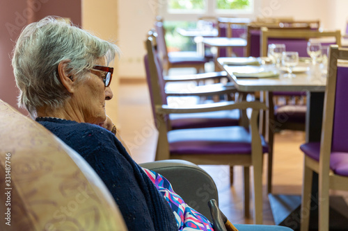 Personne âgée résidente de la maison de retraite en salle restaurant photo