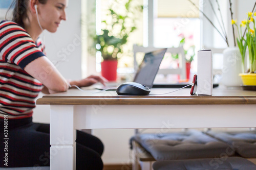Frau arbeitet im privaten Wohnzimmer an ihrem Laptop, Home office, Studieren, Weiterbildung, E-Learning