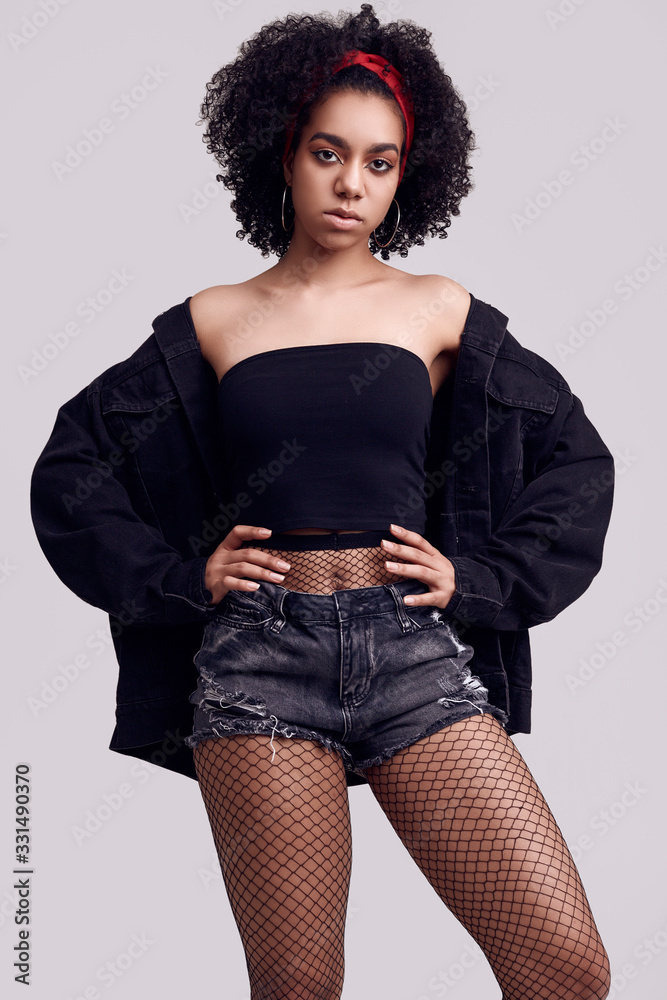 Φωτογραφία Glamor elegant black hipster teenage model with curly hair in jeans shorts and s