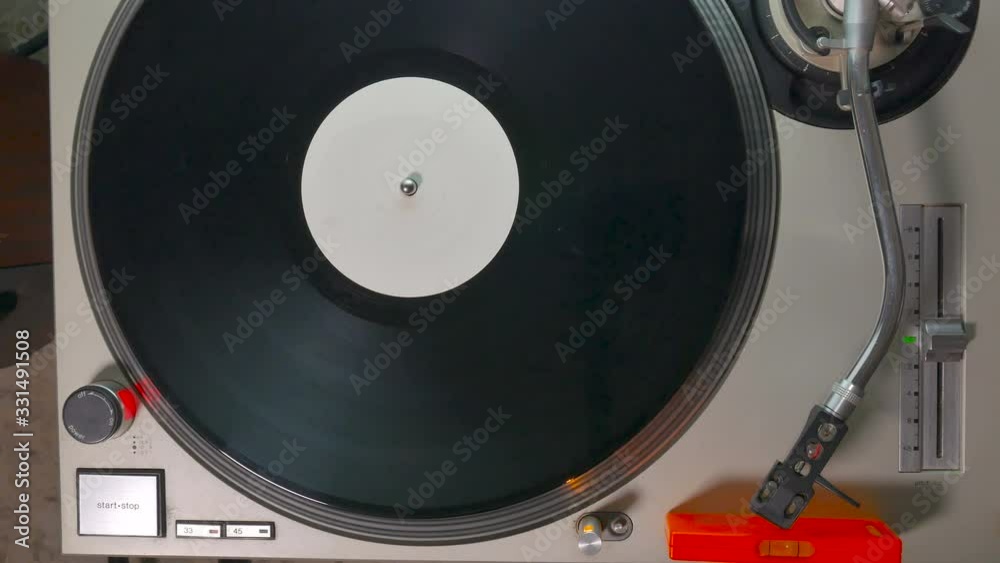 Starting the turntable with a brush cleans the surface of the disc, then rests the head and listens to the disc