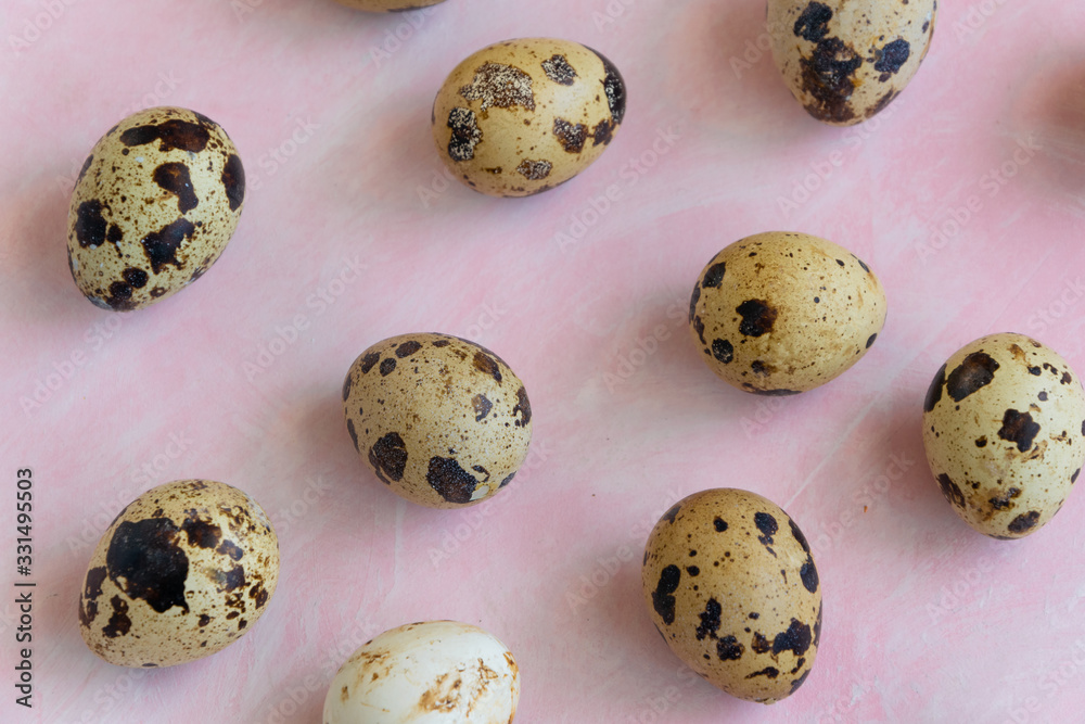Obraz premium Quail eggs on pink background