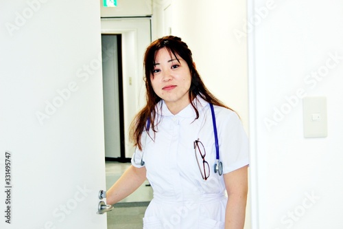 女性　ドクター　看護師　巡回
