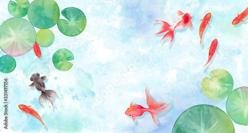 Photos 金魚と睡蓮の葉で構成した夏のイメージ背景、水彩イラスト