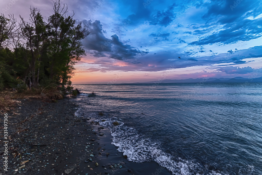 Obraz premium Sunset on the shore of Lake Sevan