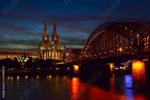 Der Kölner Dom mit Hohenzollernbrücke