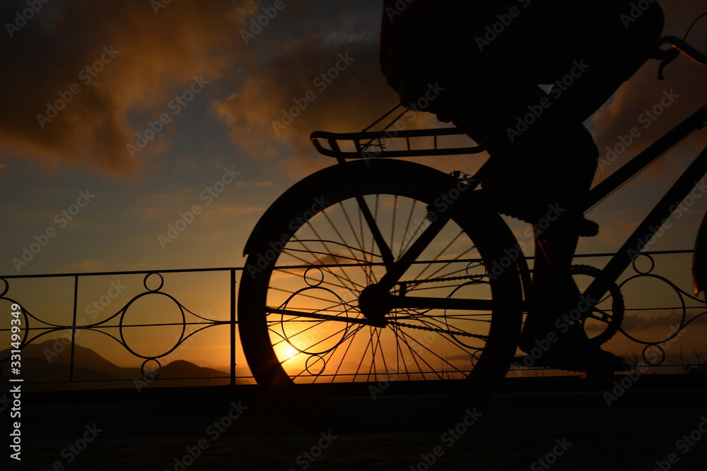 Obraz premium bicycle in the sunset