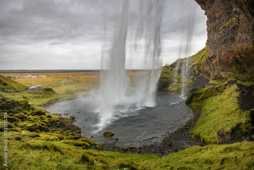Fototapeta premium Behind waterfall