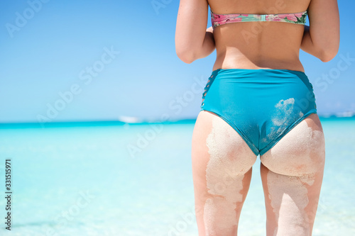 Frau von hinten im Urlaub am Strand