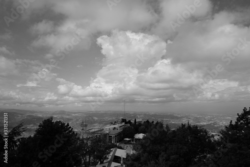Panorama dalla repubblica di San Marino con fantastiche nuvole in una foto in B/N photo