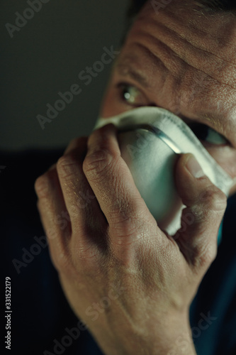 Patient mit Atemschutz Maske closeup Portrait © Philippe Ramakers