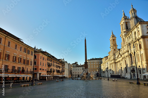 Fototapeta Naklejka Na Ścianę i Meble -  Rome: streets and squares were almost empty already a few days before strict laws against coronavirus diffusion.