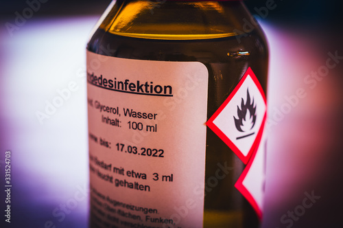 Flasche eines Desinfektionsmittels mit Hinweisen zu Benutzung in deutscher Sprache in deutsch Desinfektion in englisch disinfection photo