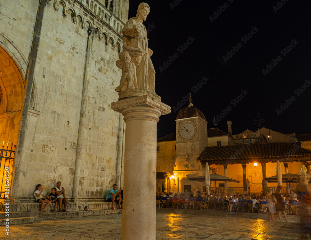 Vistas nocturnas de la Catedral de Trogir en Croacia, Europa, verano de 2019