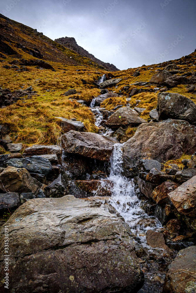 Obraz premium Strumień w drodze na Snowdon - Walia 