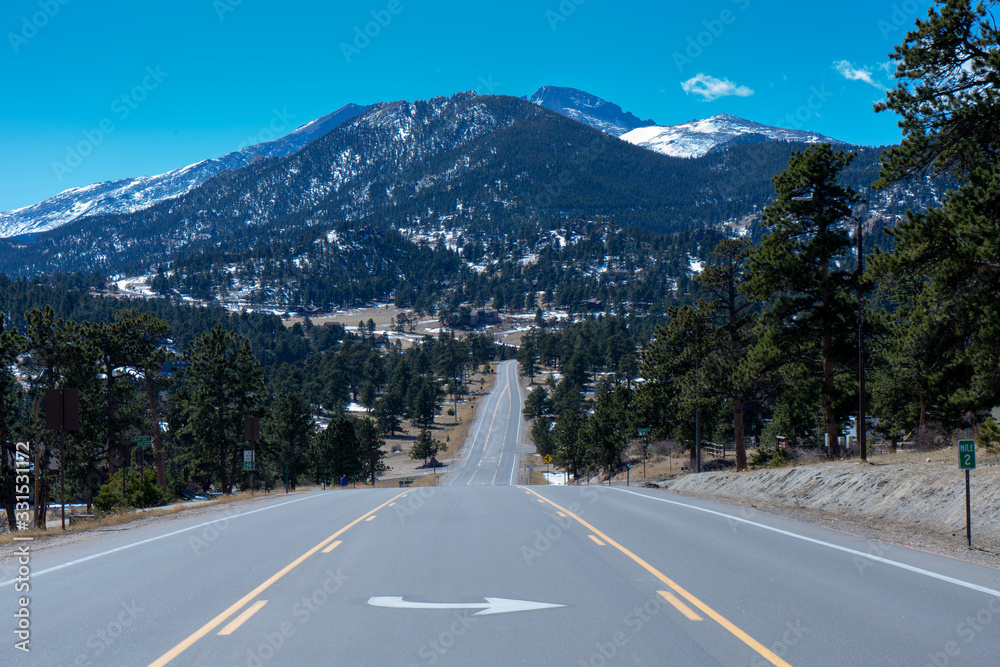 Naklejka premium Scenic Drive - Rocky Mountains