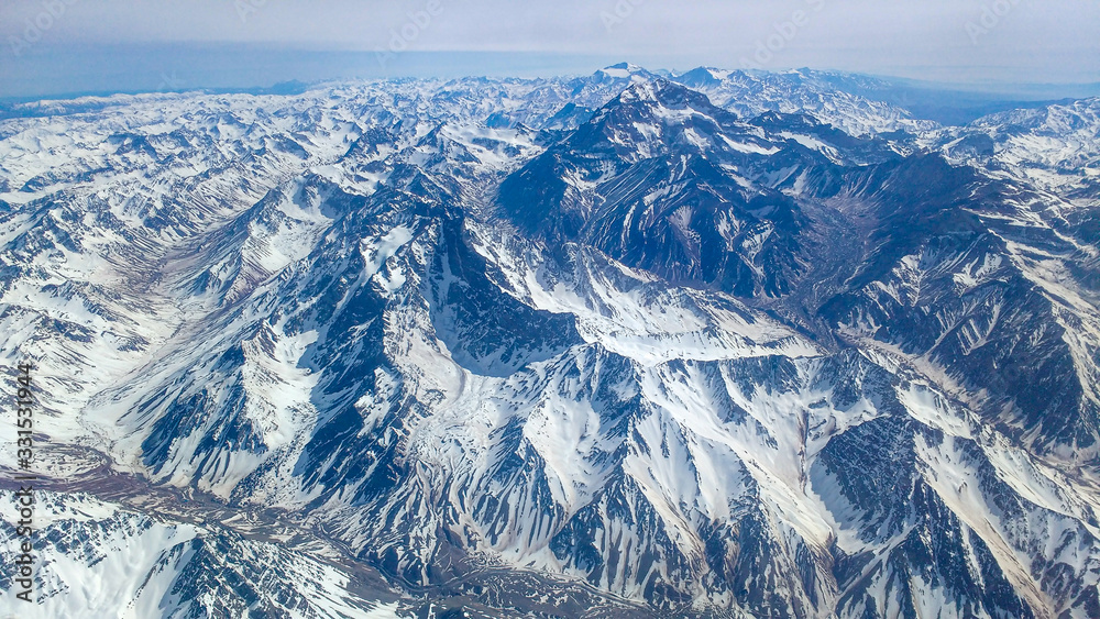 Fototapeta premium cordilheira dos andes vista da janela do avião