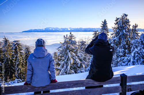 Fototapeta Naklejka Na Ścianę i Meble -  Ludzie podziwiający tatry 