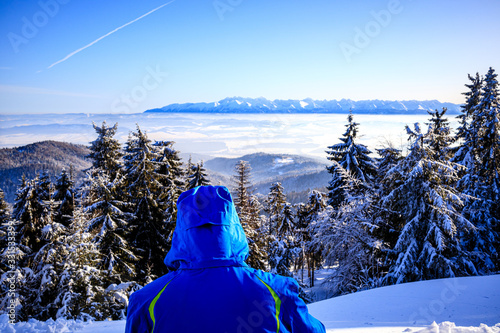 Fototapeta Naklejka Na Ścianę i Meble -  Człowiek patrzy na Tatry 