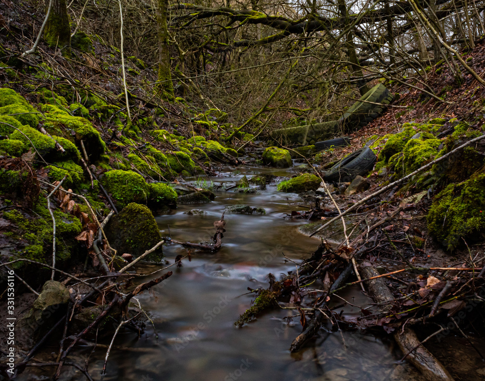 Glattgezogenes Wasser aus einer Steinbruch Quelle Glattgezogenes Wasser aus einer Steinbruch Quelle