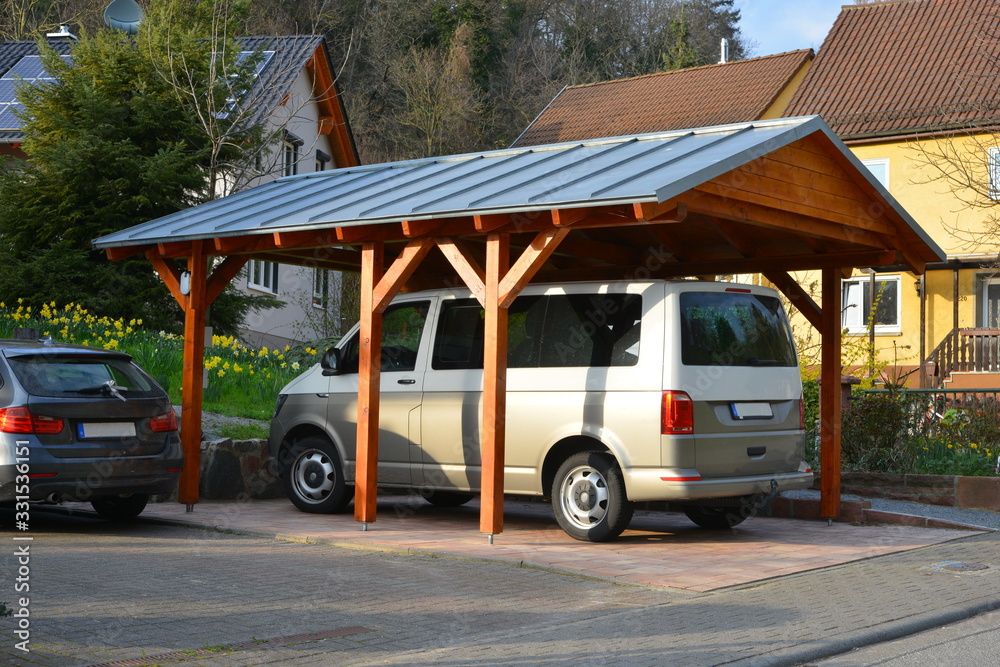 Neuer Carport aus lasiertem Holz mit verzinktem Stehfalz-Metalldach