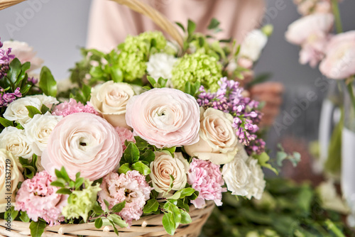 Obraz na płótnie Spring bouquet in a wicker basket