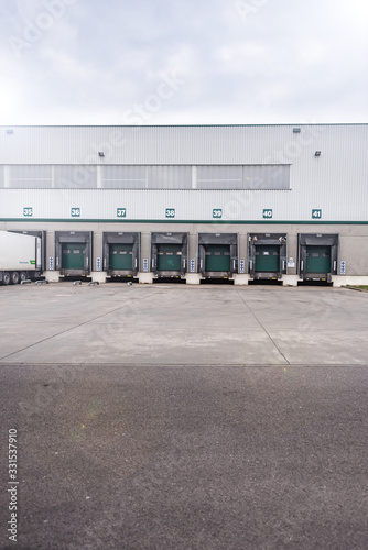 Slika na platnu delivery of goods - empty warehouse docks