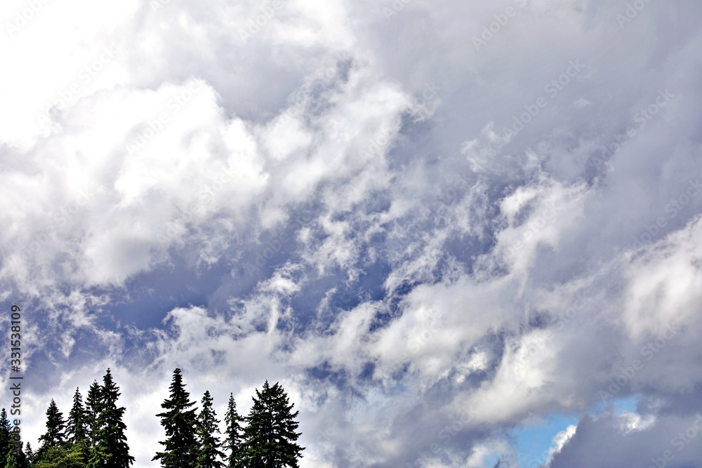 Fototapeta premium Schwere Wolken vor Bergkette