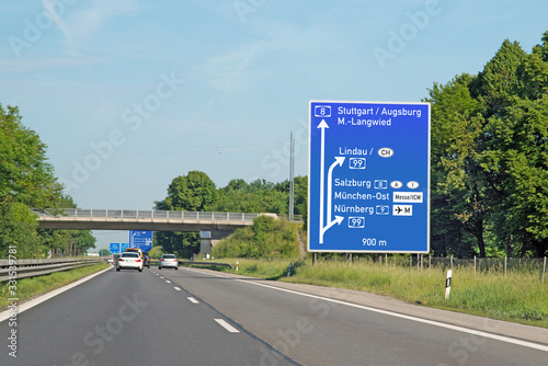 Hinweistafel auf BAB 8 am Autobahnkreuz München-West in Richtung Stuttgart, (Verkehrstafel grafisch aufbereitet)