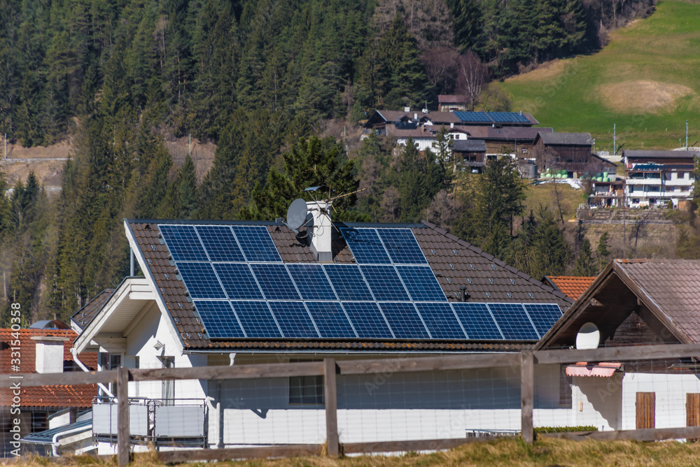 Haus mit Solarpanelen am Dach